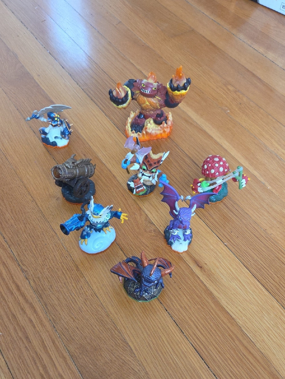 Assorted Skylanders - 8 Pieces